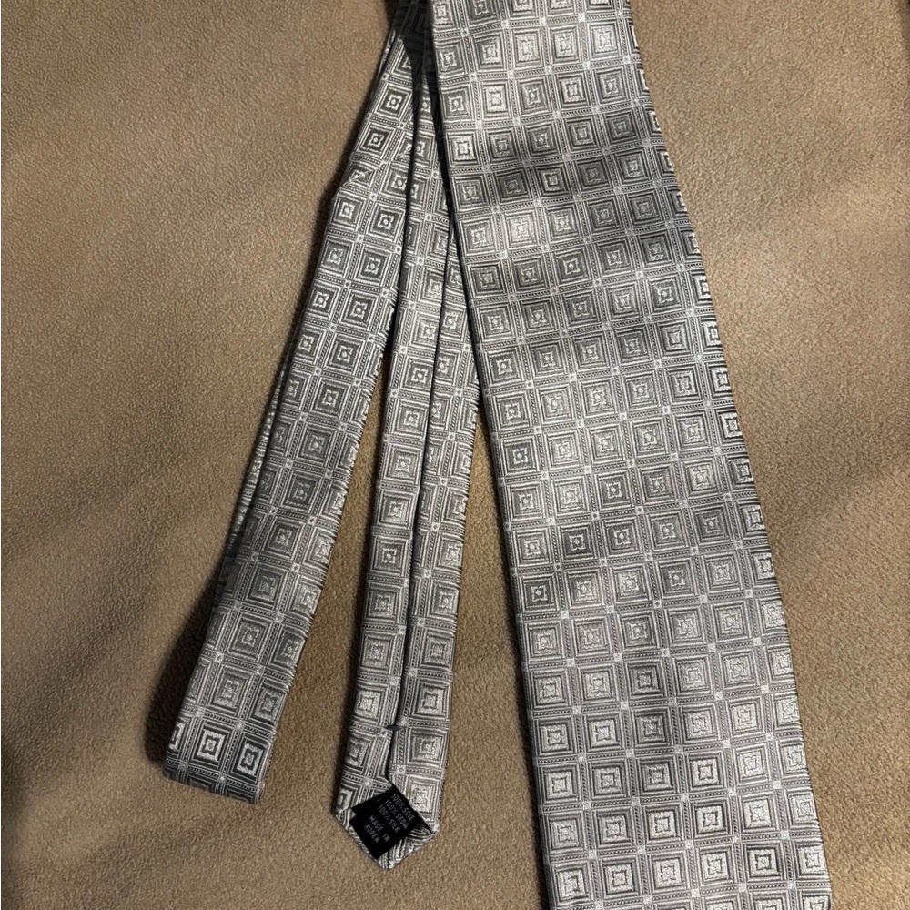 New 100% silk, Bergamo New York Elegant Silver Patterned Tie